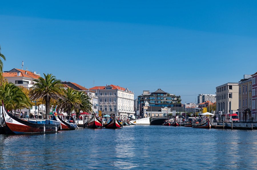 Город Авейру (Португальская Венеция) и Коста-Нова — городок с радужными полосатыми рыбацкими домиками (сказка или сон?)